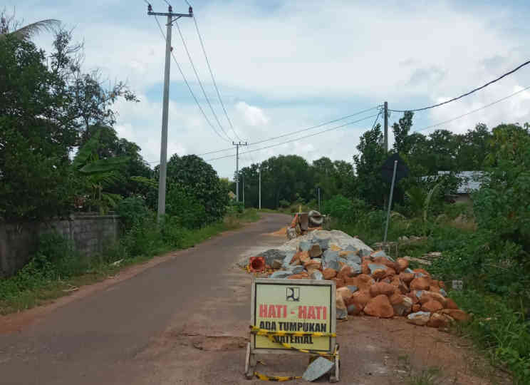 Tumpukan Material Persempit Jalan Manggar-Tanjungmudong, Rawan Kecelakaan, Mesti Berhati-hati 