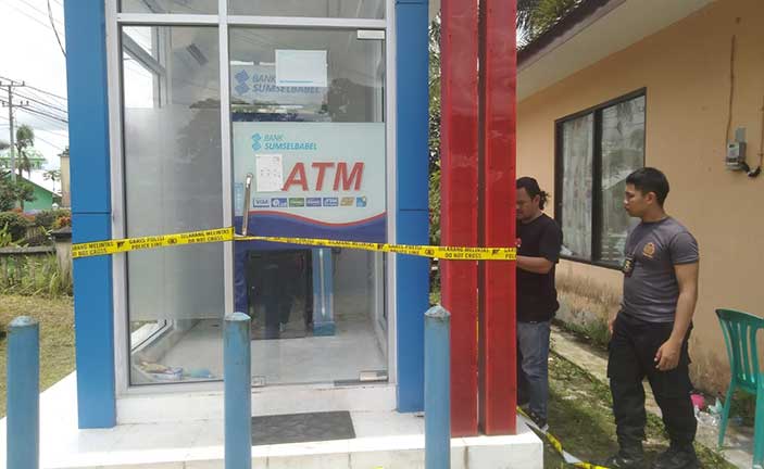 Mesin ATM Bank Sumsel Babel Dibobol, Tak Jauh Dari Polsek Badau, Ciri-Ciri Pelaku Terekam CCTV