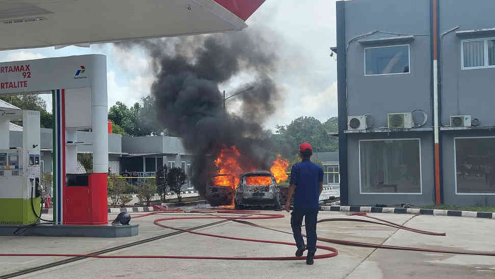 Mobil New Ertiga Meledak Ludes Terbakar di SPBU Perawas, Diduga Bawa Banyak Jerigen BBM