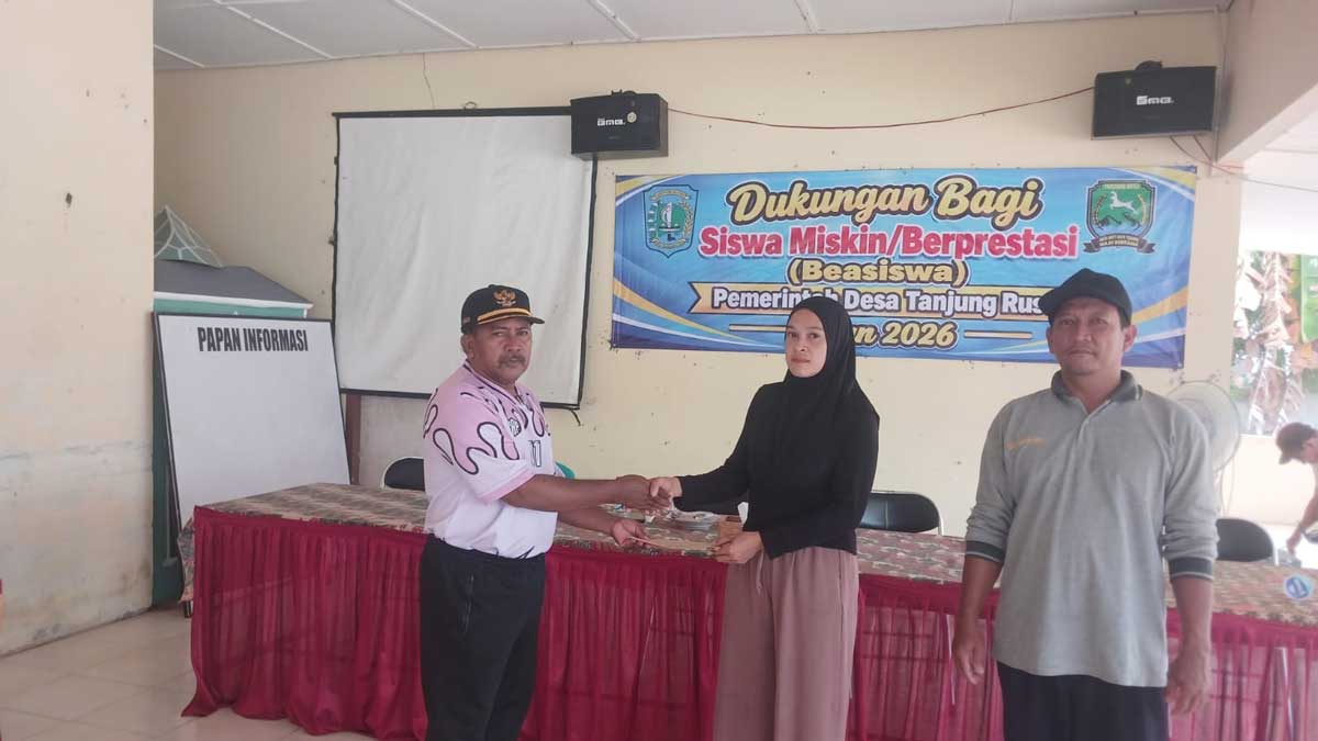 38 Warga Desa Tanjung Rusa Terima Beasiswa, Segini Besaran Bantuan