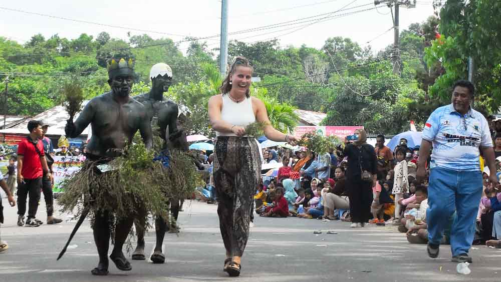 Turis Austria Terpesona Pawai Pembangunan Beltim 2025, Ikut Larut Dalam Suasana