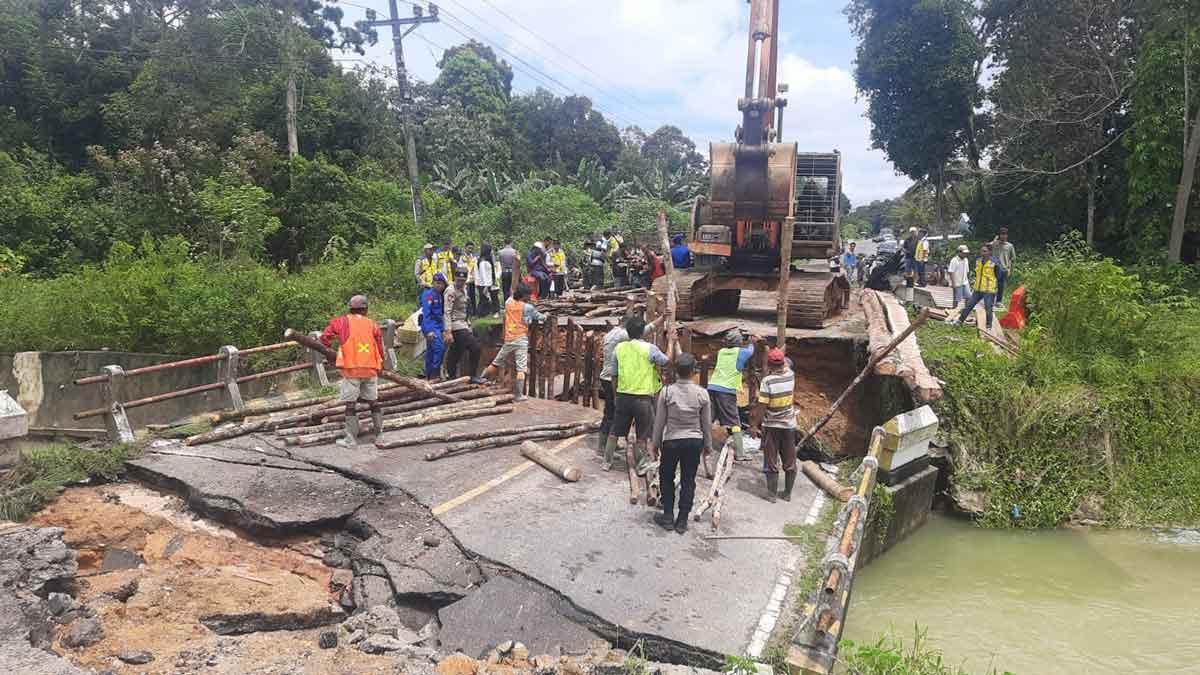 BPBD Beltim Pasang Jembatan Ramdoor, Akses Jalan Putus di Aik Ruak Bisa Dilalui Hari Ini