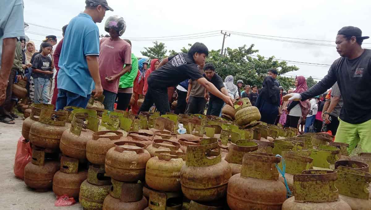 Emak-emak Serbu Operasi Pasar LPG 3 Kg di Belitung, Pertamina Jamin Stok Aman
