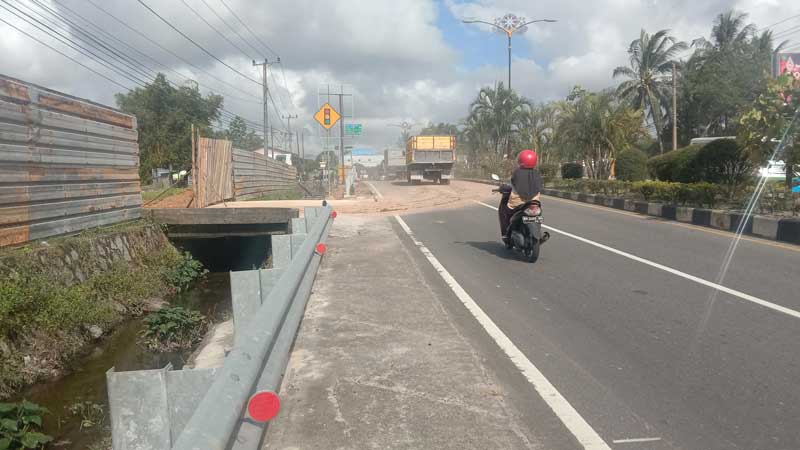 Warga Aik Rayak Keluhkan Aktivitas Penimbunan Tanah, Jalan Kotor dan Menimbulkan Polusi