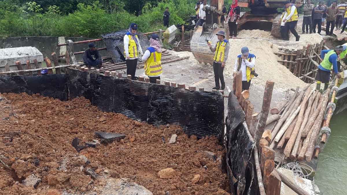 Jembatan Aik Ruak Beltim Putus, BPJN Babel Pasang Ramp Door & Usulkan Penggantian 2026