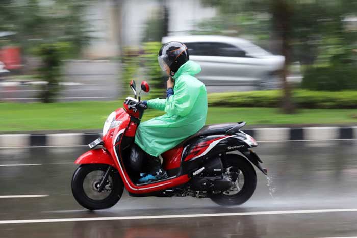 Tips Aman Berkendara Musim Hujan, Pengendara Motor Harus Hati-Hati