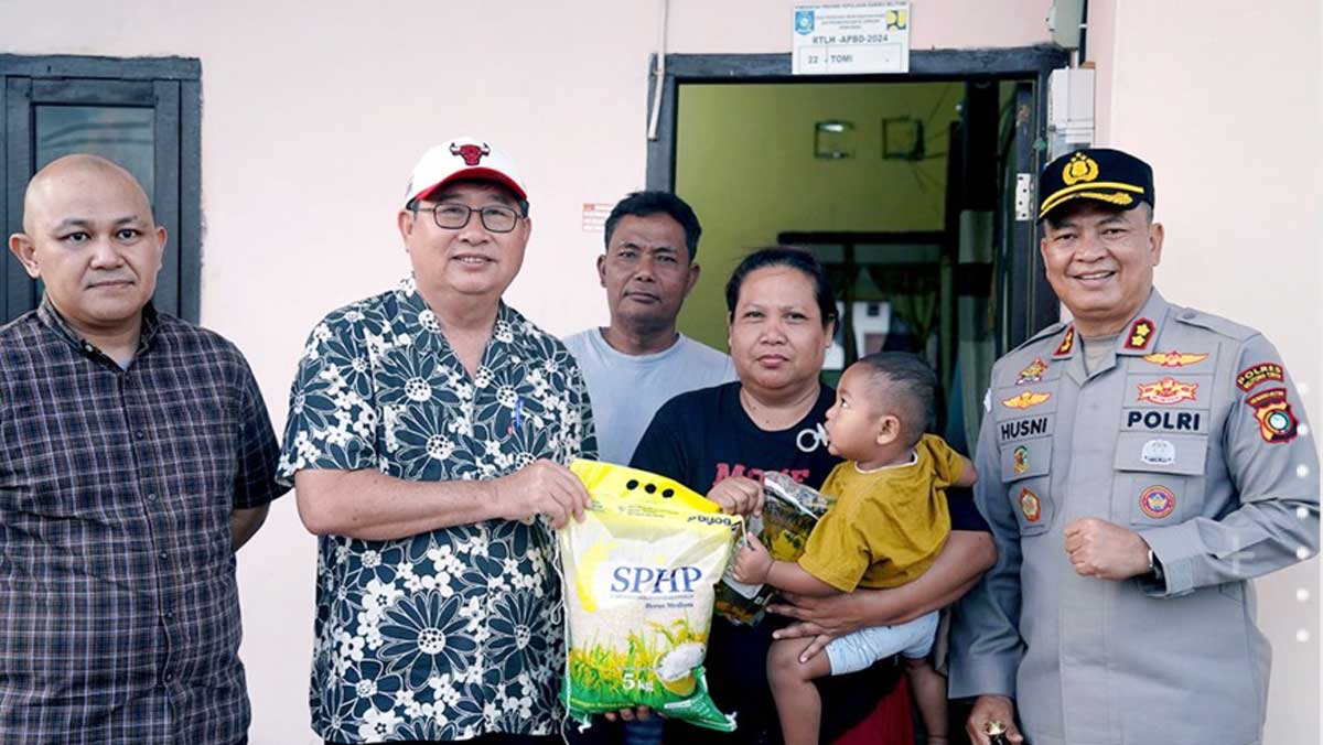 Bupati Beltim Respons Keluhan Warga Suku Sawang, Serahkan Bantuan Sembako