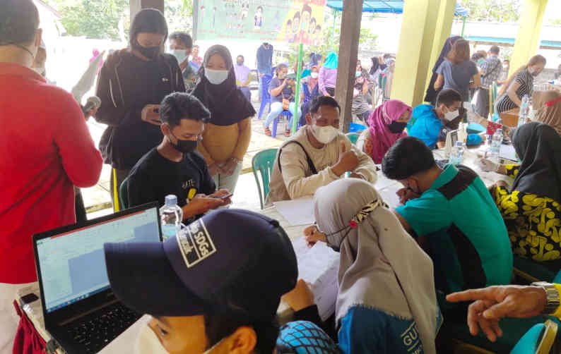 Junaidi Rachman Lakukan Vaksinasi Covid-19 di Kantor Desa Cerucuk