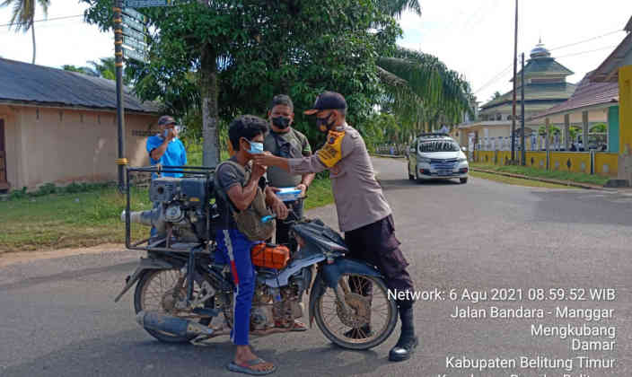 Bhabinkamtibmas Gencar Gelar Razia Prokes dan Bagi-Bagi Masker