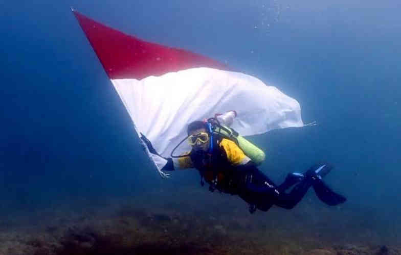 Bendera Merah Putih Kembali Berkibar di Bawah Laut Beltim