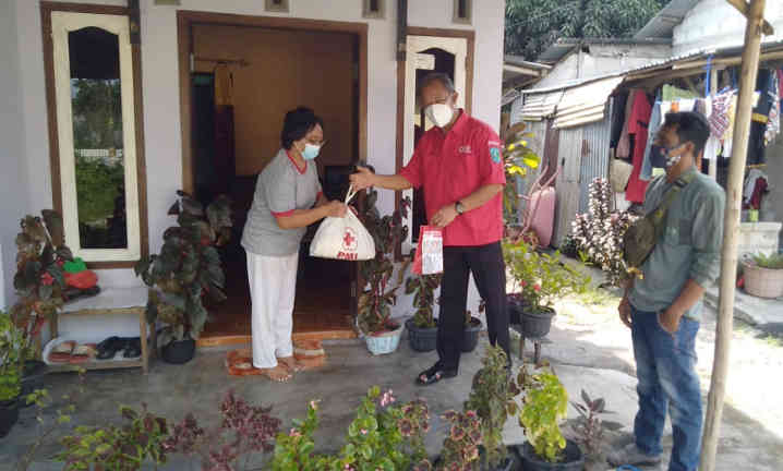 PMI Belitung Serahkan 60 Paket Bahan Pokok Kepada Warga Isoman Covid-19