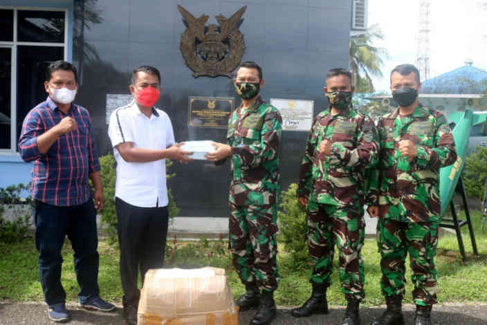 Ketua DPRD Belitung Serahkan 5.000 Masker Medis ke Lanud ASH