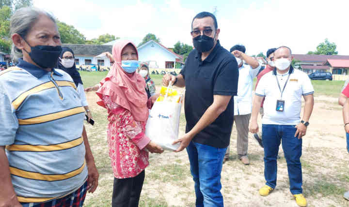PT Timah Peduli Pandemi Bagikan 400 Paket Sembako di Pulau Belitung