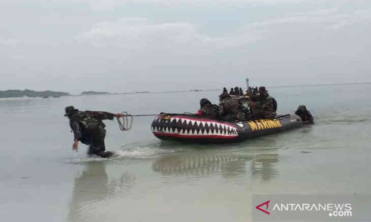 Kasal Tinjau Latihan Pasukan Taifib Marinir di Pantai Tanjung Kelayang