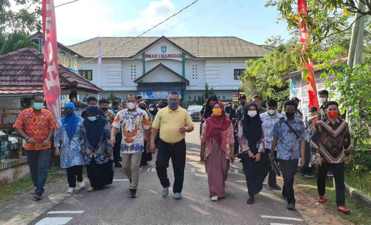 Hari Batik Nasional, SMAN 1 Manggar Tetap Bangga Berbatik