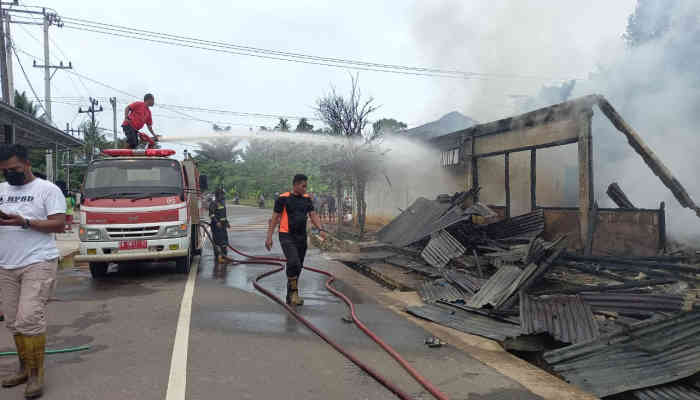 Dua Unit Toko di Desa Padang Ludes Dilalap si Jago Merah