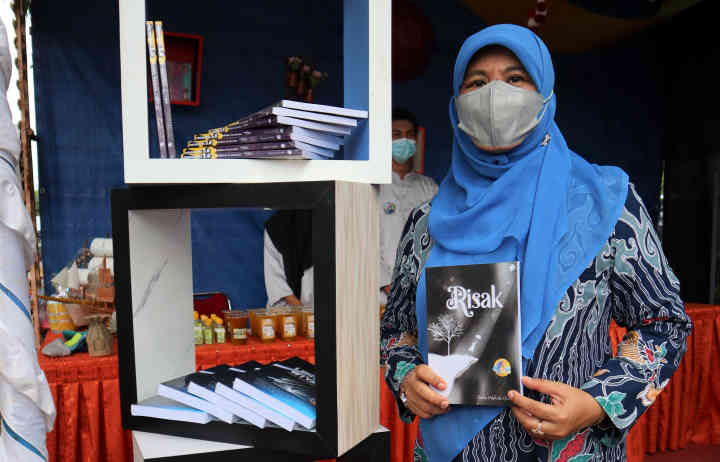 Bazar HUT PGRI Dibuka, SMAN 1 Manggar Pamerkan Produk Literasi Buku