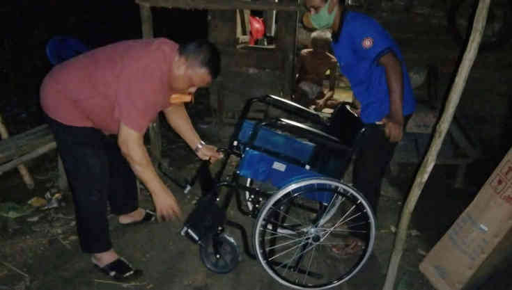 Warga Desa Balok Ini Bersyukur Mendapat Bantuan Kursi Roda
