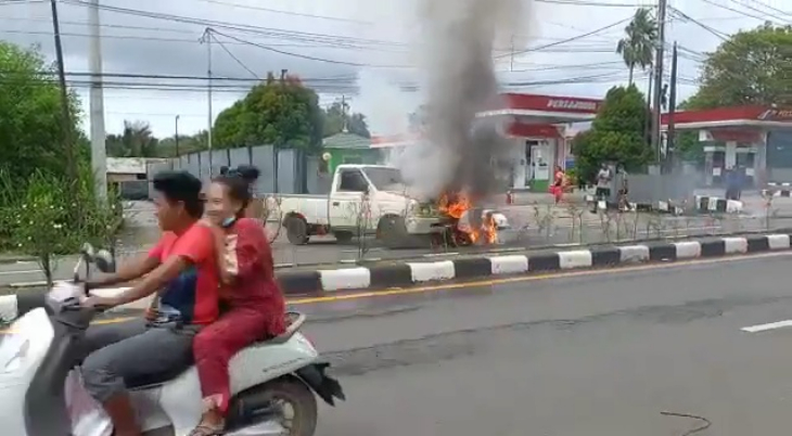 Tabrak Mobil, Motor Pengerit Ludes Terbakar Dekat SPBU Lesung Batang