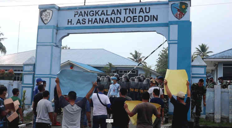 Lanud ASH Gelar Simulasi Penanganan Huru-hara, Latih Kesiapsiagaan Prajurit