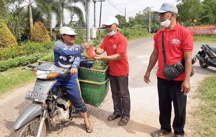 Berbagi Kue Keranjang Jelang Imlek Jadi Tradisi di Dusun Aik Pelempang Timur