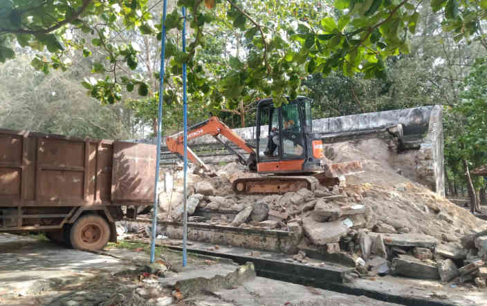 Tak Bermanfaat, Tribun Futsal di Pantai Wisata Tanjungpendam Dibongkar