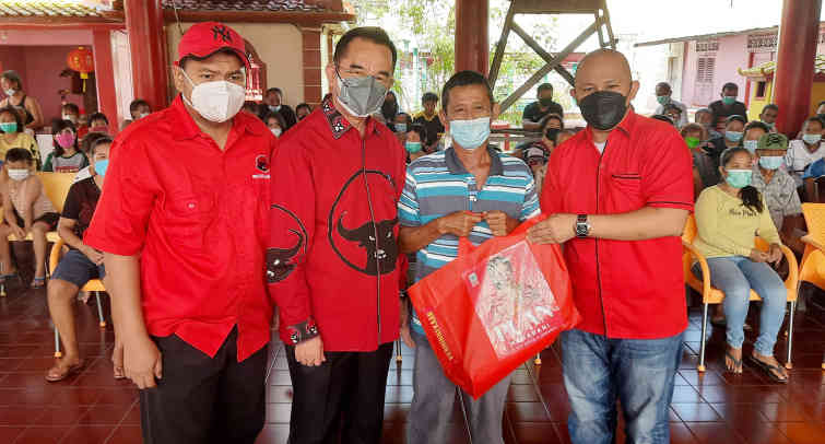 Sambut Imlek, PDI Perjuangan Bagikan 1.000 Paket Sembako Beras di Beltim