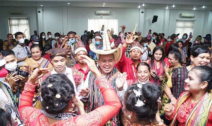 Pengurus Keluarga TIROSA Pangkalpinang Resmi Dilantik, Molen Kenakan Topi Khas Pulau Rote