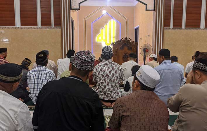 Jamaah Masjid Al-Ikhlas Kompleks Perumnas Gembira Salat Tarawih Tanpa Jarak