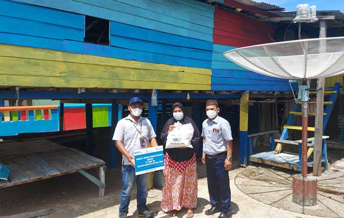 PT Timah Tbk Salurkan Paket Sembako Bagi Masyarakat Pulau Belitung