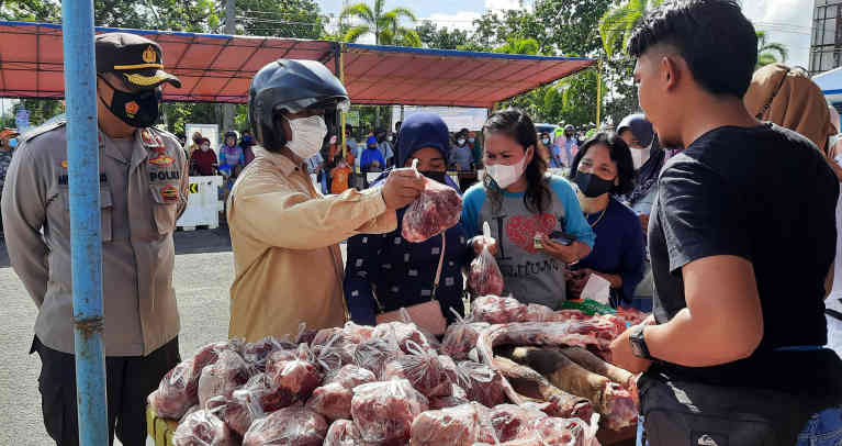 1 Jam, Ratusan Kg Daging Sapi Segar Pasar Murah Polres Beltim Habis Terjual