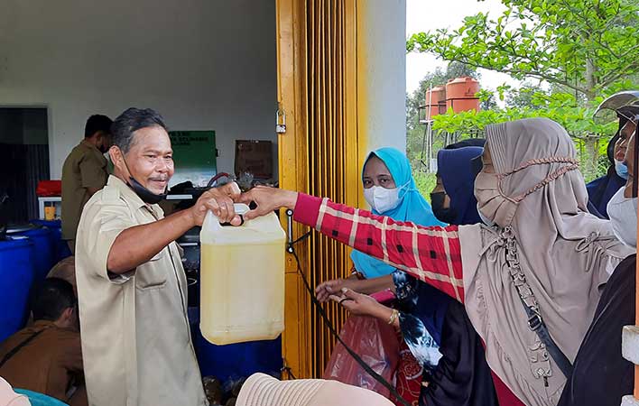 Sulisyaroh Sangat Senang Bisa Beli Migor Rp 14 Ribu