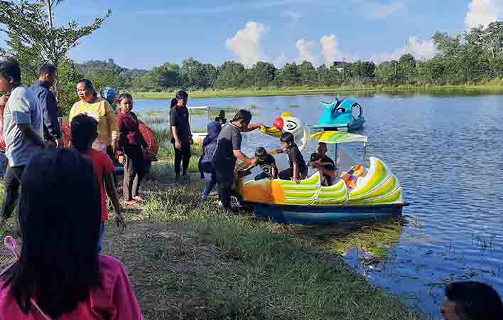 Asyiknya Berwisata Air di Kampong Reklamasi Selinsing, Jajal Danau dengan Sepeda Air