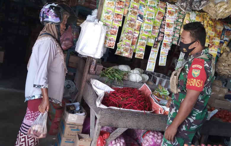 Babinsa Desa Lassar Imbau Pedagang & Pengunjung Pasar Tetap Prokes