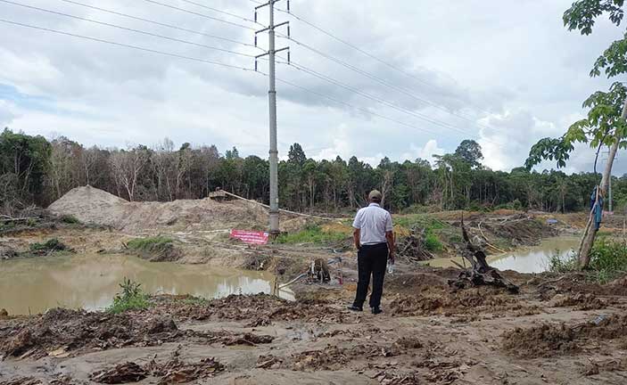 Bahaya, Tambang Ilegal Hajar Lahan Tower Tegangan Tinggi di Desa Kelubi