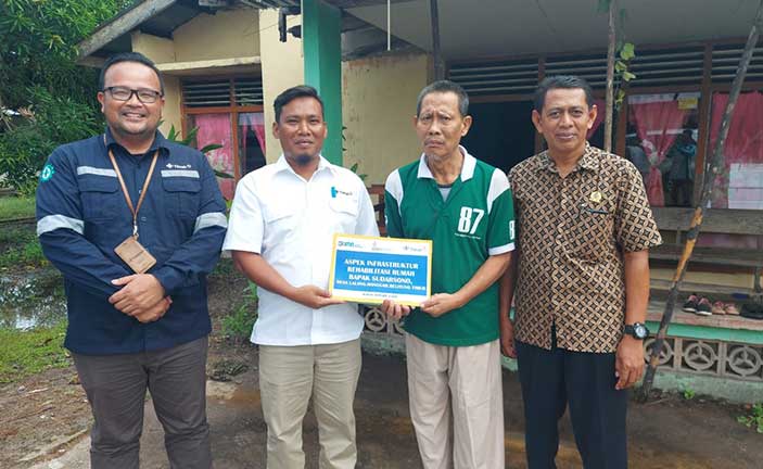PT Timah Bantu Renovasi Rumah Warga Desa Lalang, Atap Bocor