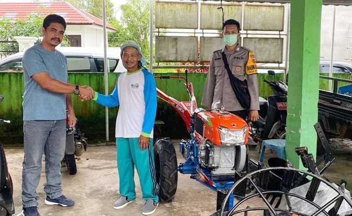 Pemdes Perawas Perkuat Ketahanan Pangan, Serahkan Bantuan Hand Traktor