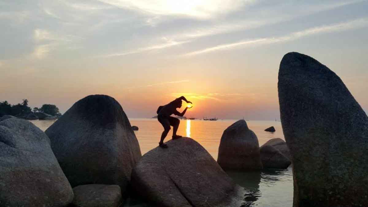 Bukan Bali! Ini Spot Sunset Paling 'Estetik' di Belitung yang Jadi Incaran Gen Z 2026