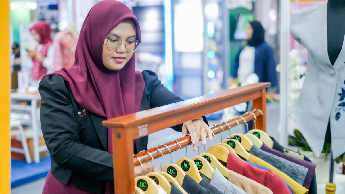LinkUMKM BRI Dukung UMKM Perempuan Naik Kelas, JJC Rumah Jahit Tembus Pasar Eksklusif