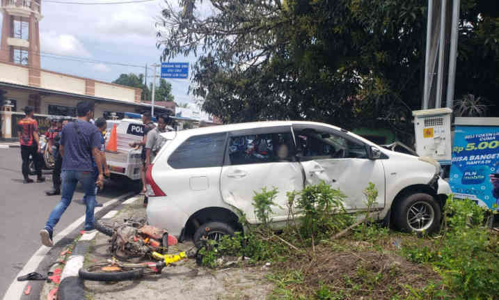 Akibat Terobos Lampu Merah Kampung  Ujung, Motor dan Mobil Terlibat Kecelakaan