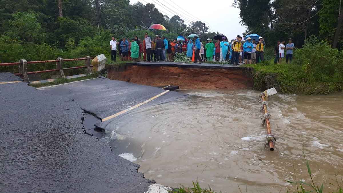 Jembatan Aik Ruak Beltim Amblas, Warga Ceritakan Detik-Detik Sebelum Putus Total