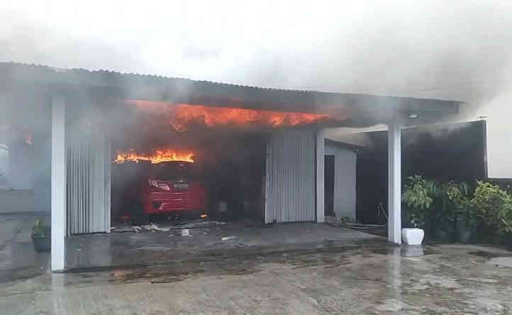 Rumah Warga Desa Perawas Tanjungpandan Nyaris Ludes, Honda Jazz Ikut Terbakar