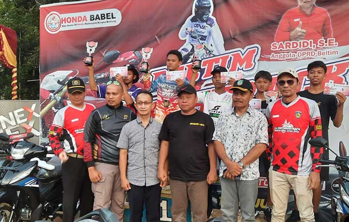 Adriansyah dan Putra Wijaya Juara Grasstrack Peduli Beltim 2022 di Sirkuit Jangkar Asam