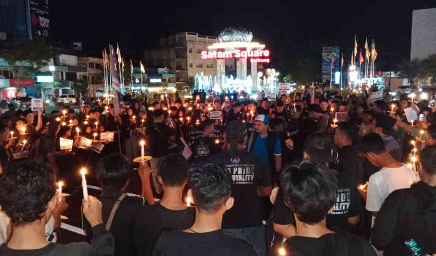 Solidaritas Suporter Belitung Doa Bersama untuk Kanjuruhan, Berkumpul Nyalakan Lilin di Bundaran Satam