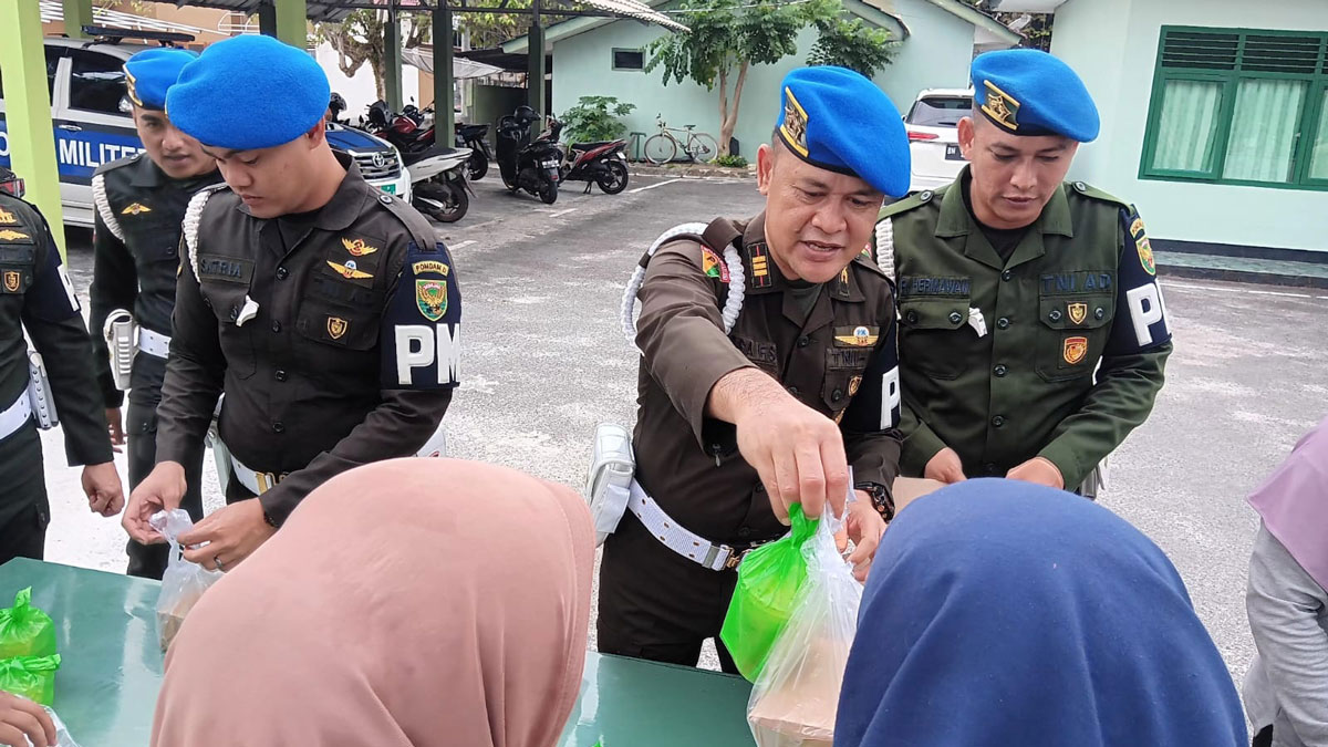 Aksi Humanis Subdenpom Persiapan Belitung, 300 Kotak Takjil Dibagikan saat Ramadan