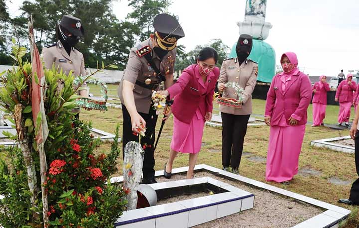 Kenang Jasa Pahlawan, Polres Belitung Ziarah dan Tabur Bunga