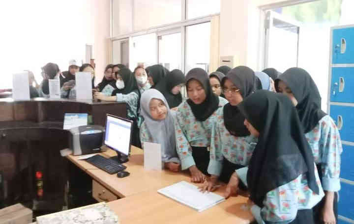 Dinas Perpustakaan Beltim Dikunjungi Siswa SMKN 1 Tanjungpandan Belajar Arsip