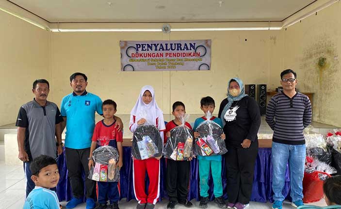 Pemdes Buluh Tumbang Salurkan Bantuan Perlengkapan Sekolah