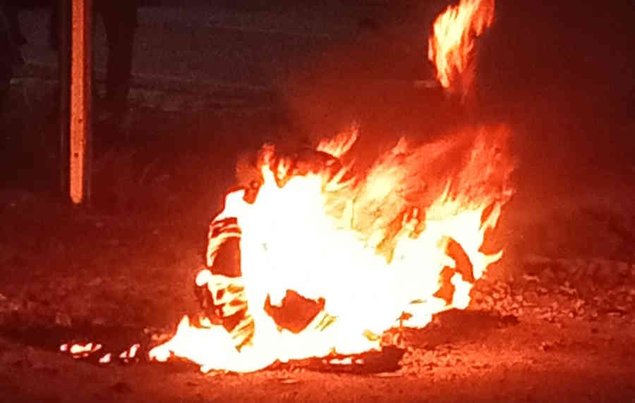 BREAKING NEWS: Motor Yamaha Mio Terbakar di Simpang Lampu Merah Air Rayak