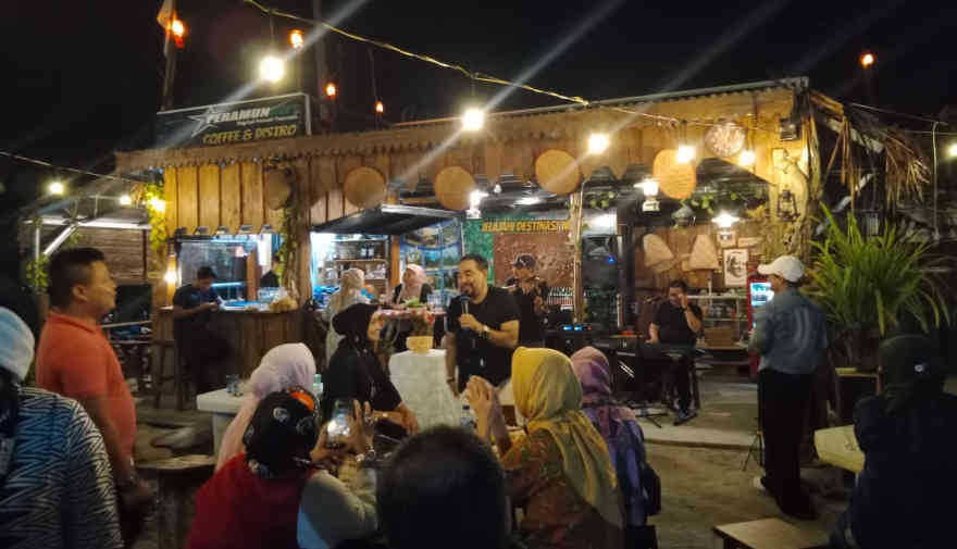 Pedangdut Tommy Ali Hibur Pengunjung Kafe Peramun Tanjungpandan, Puji Belitung Sangat Asri